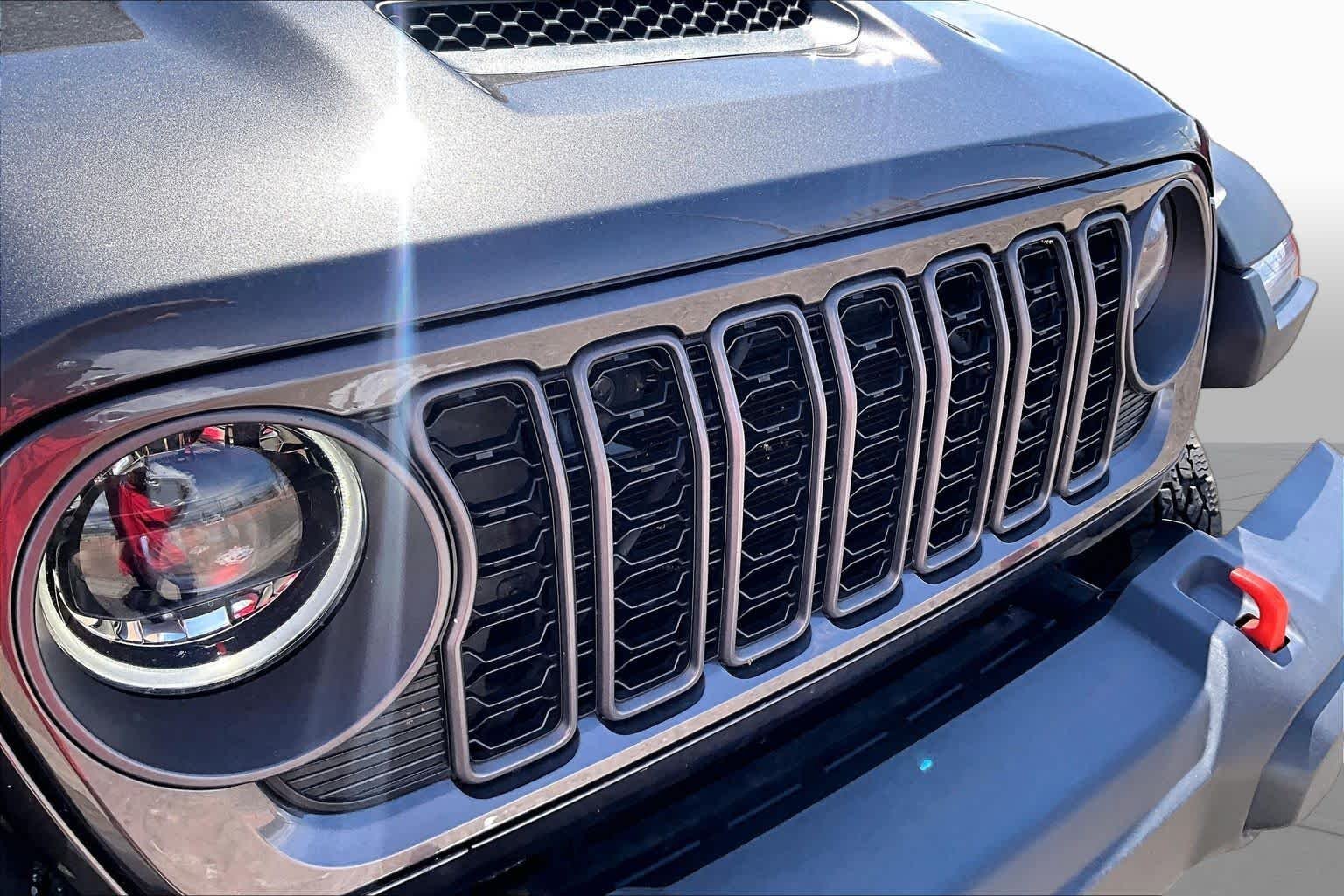 Used 2025 Granite Crystal Metallic Clearcoat Jeep Mojave image 27