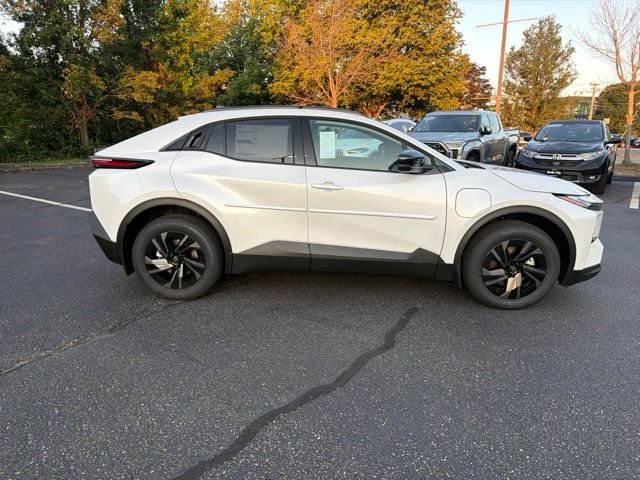 New 2026 Wind Chill Pearl <sup>1</sup> Toyota  SE image 5