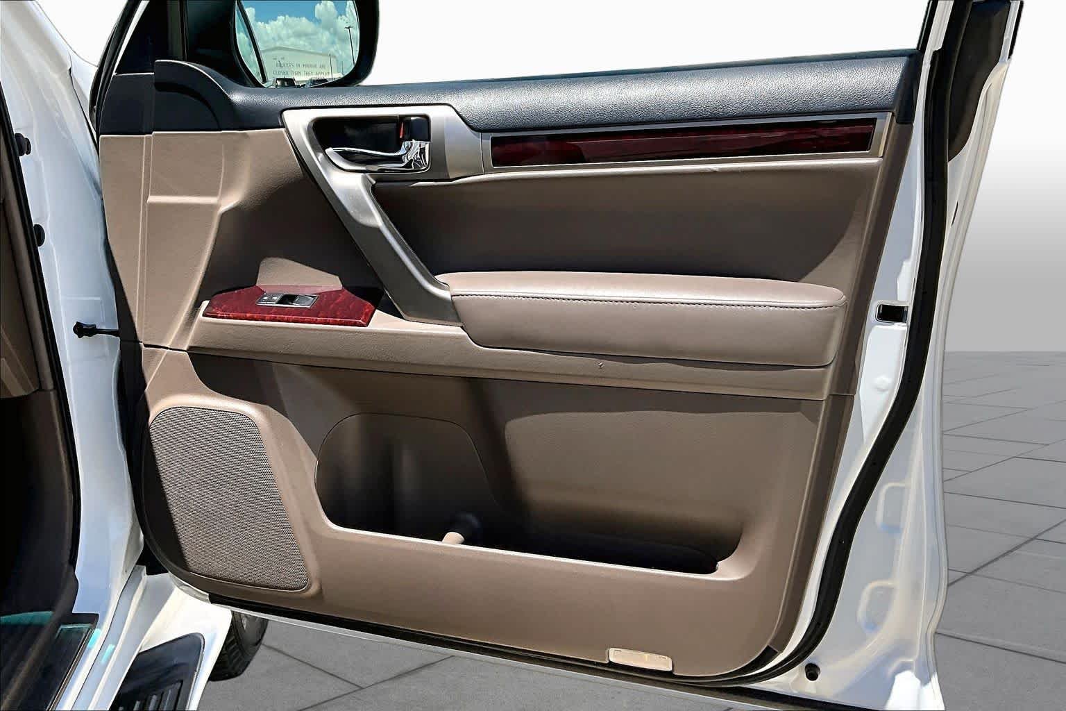 Used 2016 Starfire Pearl Lexus  image 22