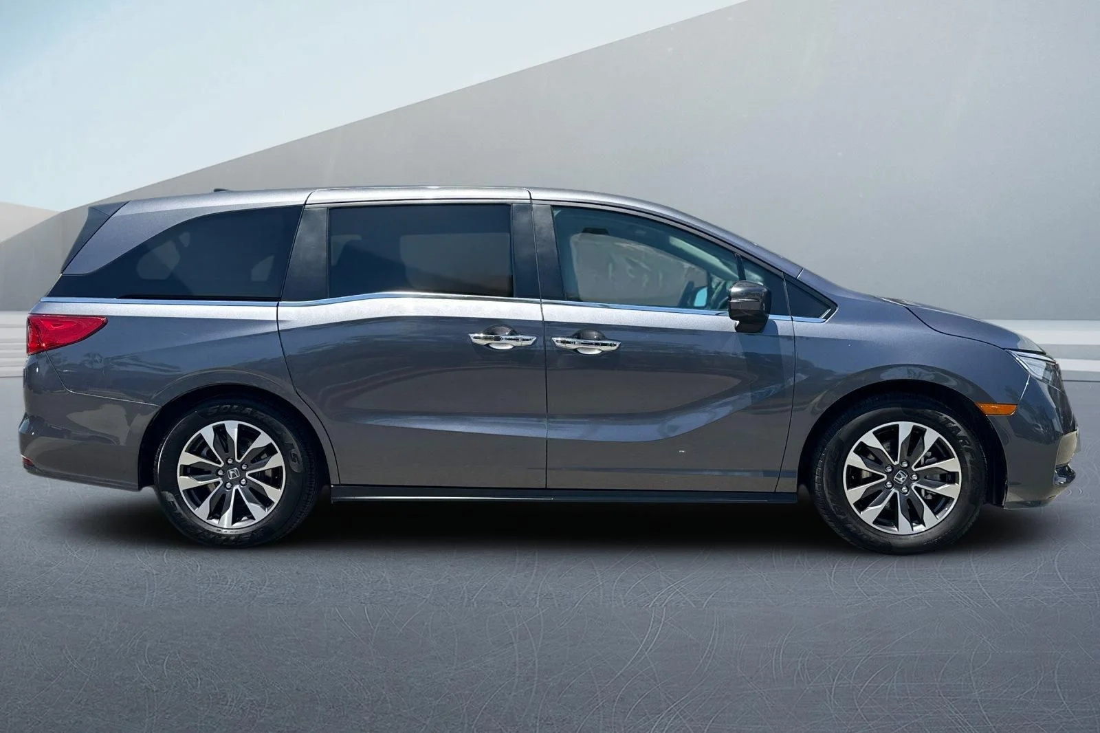 Used 2024 Gray Honda EX-L image 3