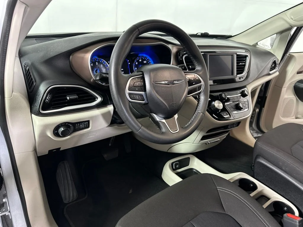 Used 2023 Silver Mist Clearcoat Chrysler LX image 8