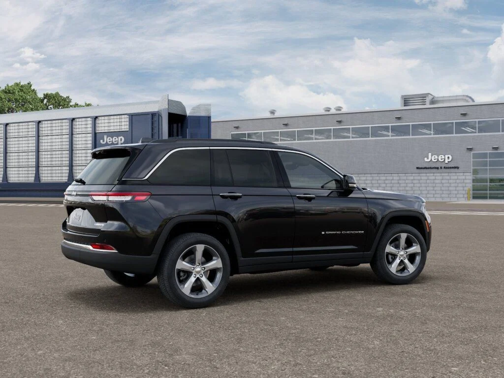 New 2026 Diamond Black Crystal Pearl-Coat Exterior Paint Jeep Limited image 4