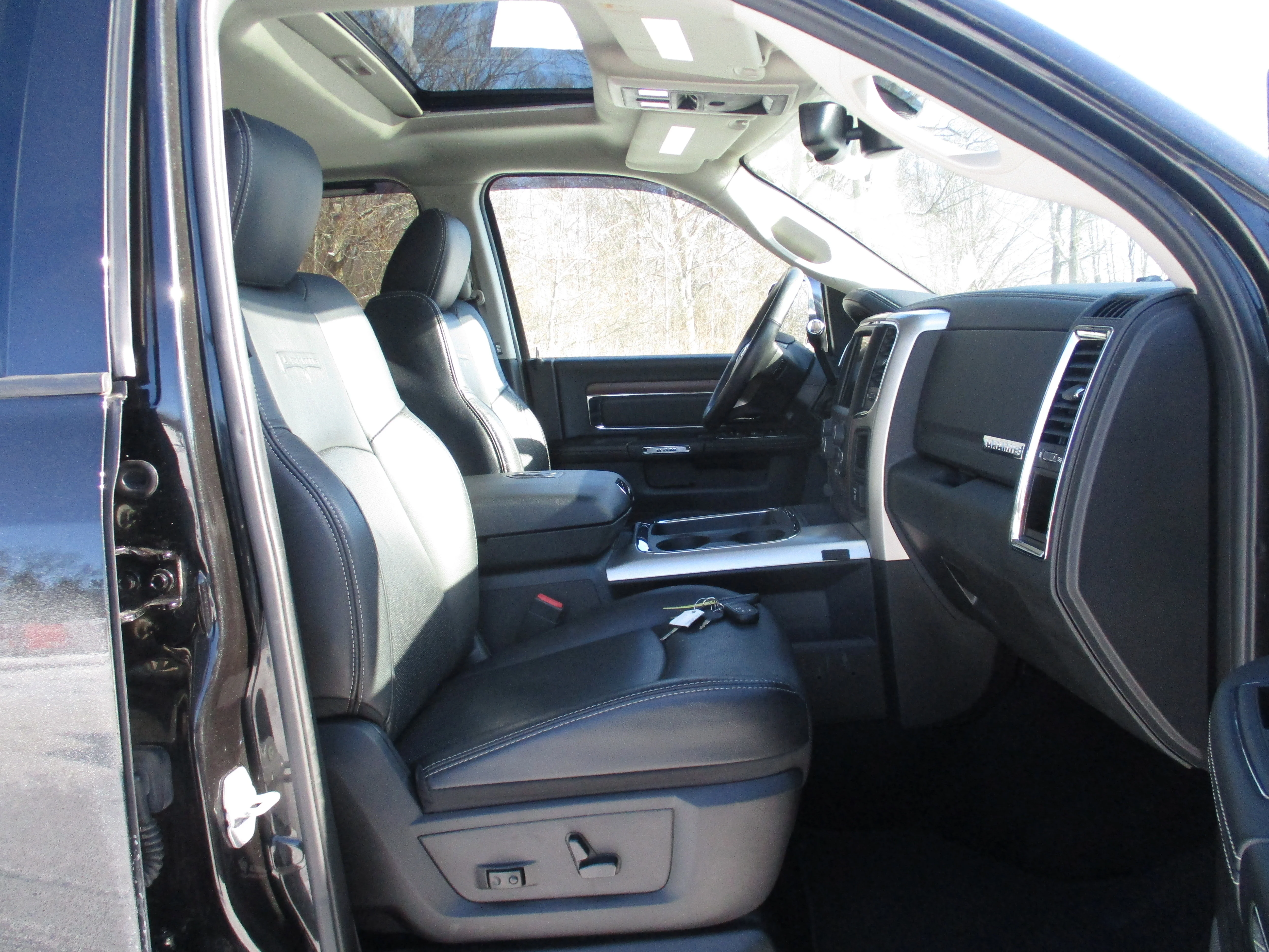 Used 2016 Brilliant Black Crystal Pearlcoat Ram Laramie image 31