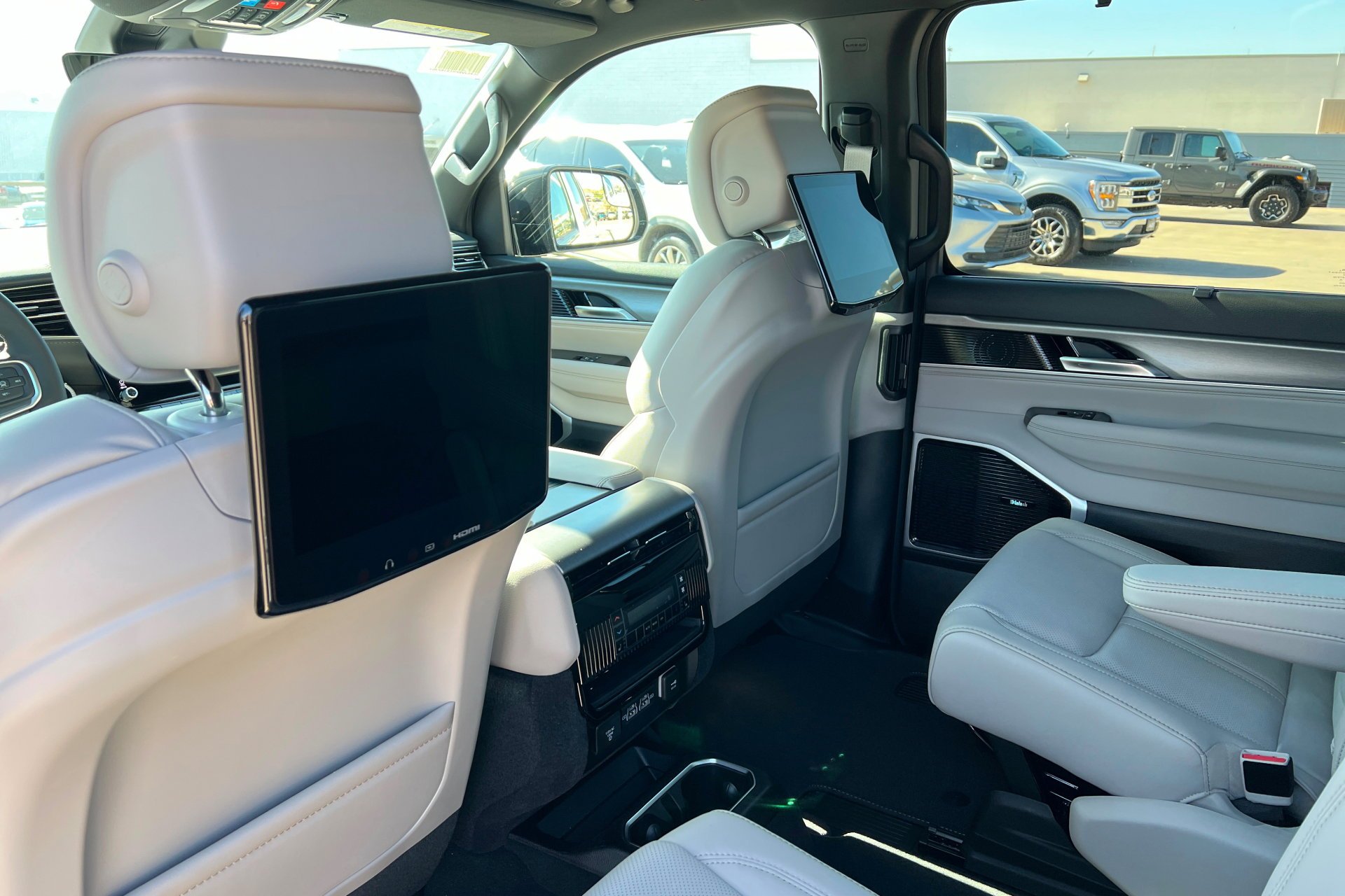 New 2026 Bright White Clear-Coat Exterior Paint Jeep Limited Reserve image 20