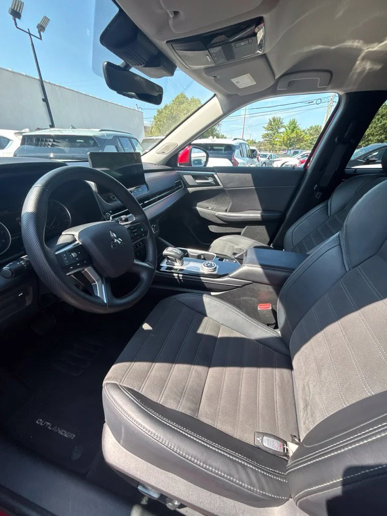 Used 2025 Red Mitsubishi SE image 11