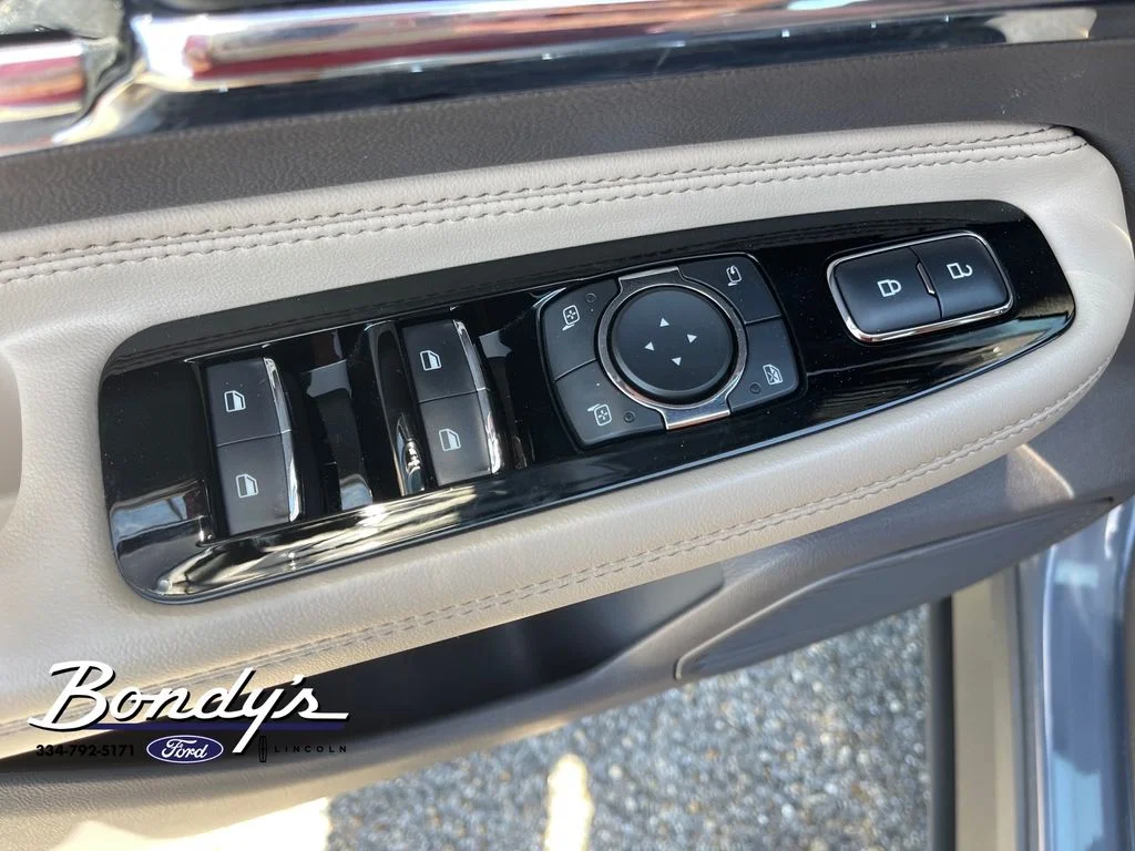 Used 2022 Blue Metallic Lincoln Standard image 8
