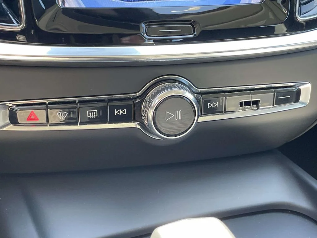 Used 2024 Crystal White Metallic Volvo Core Dark Theme image 18