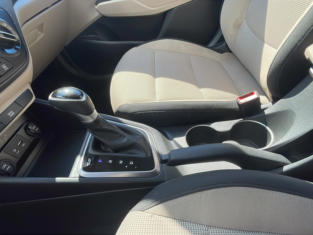 Used 2022 White Hyundai SEL image 21