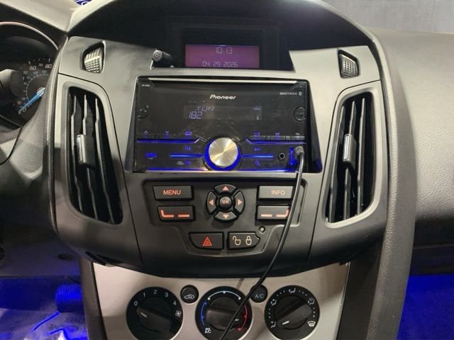 Used 2012 Gray Ford SE image 3