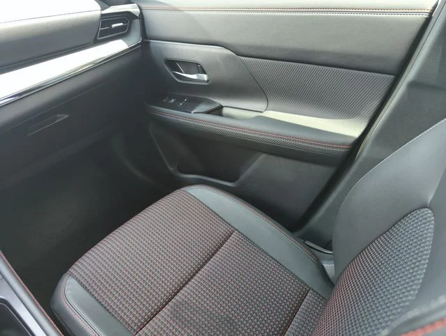 Used 2025 White Nissan SR image 27