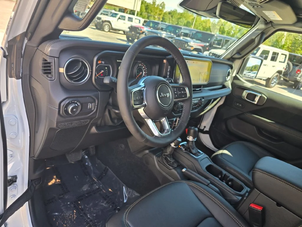 New 2027 White/off-white Jeep Sahara image 23
