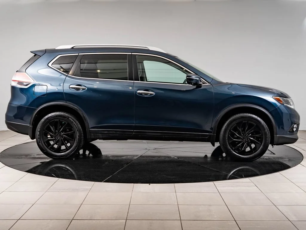 Used 2015 Arctic Blue Metallic Nissan SL image 11