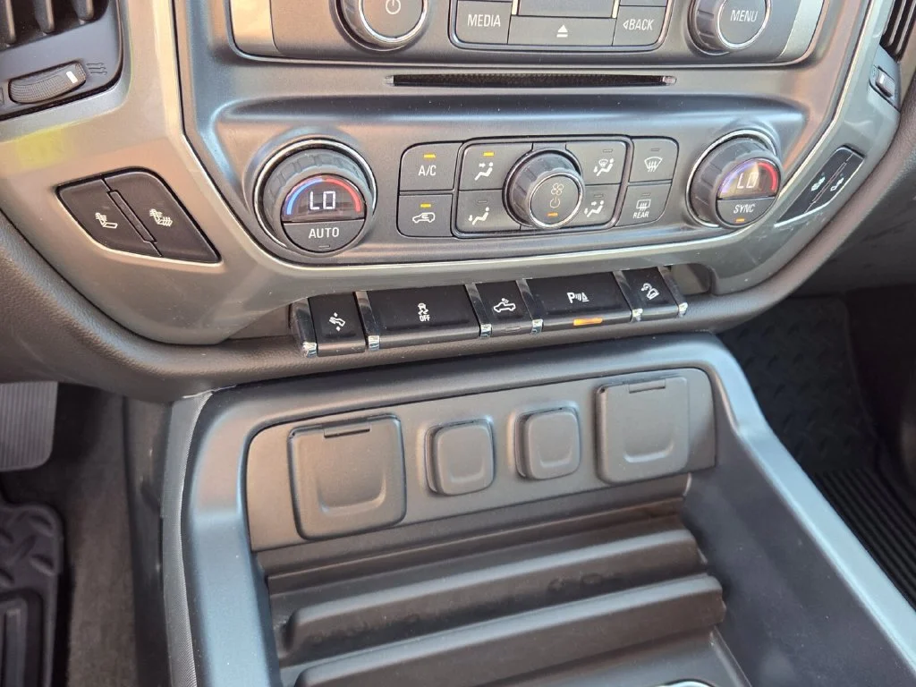 Used 2018 SUMMIT WHITE Chevrolet LT image 23