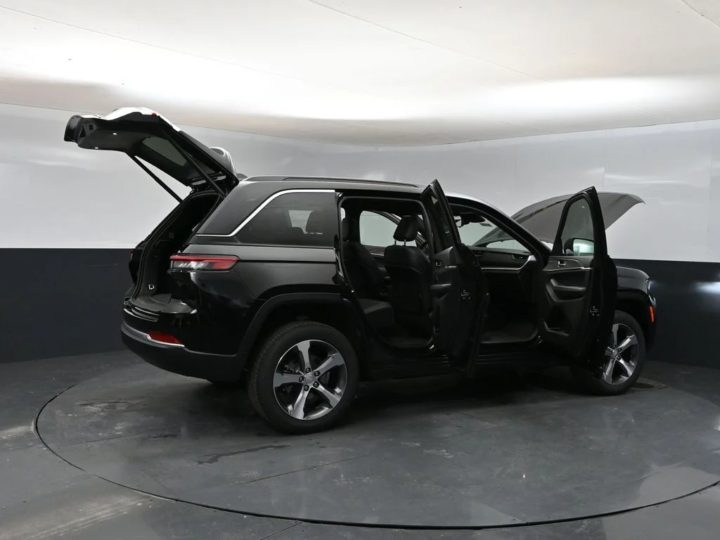 New 2026 Diamond Black Crystal Pearlcoat Jeep Limited image 37