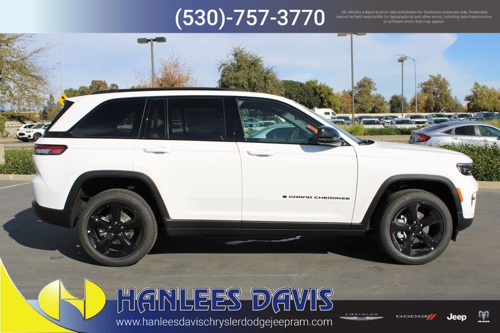 New 2025 Bright White Clear-Coat Exterior Paint Jeep Limited image 6
