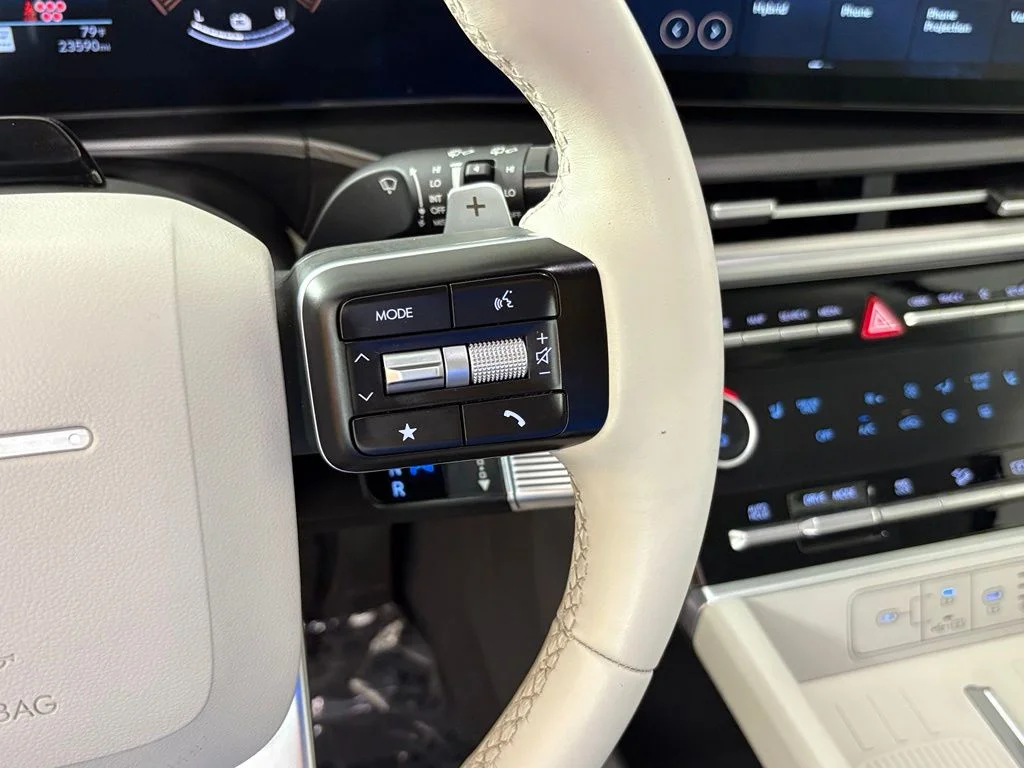 Used 2025 White Hyundai SEL image 21