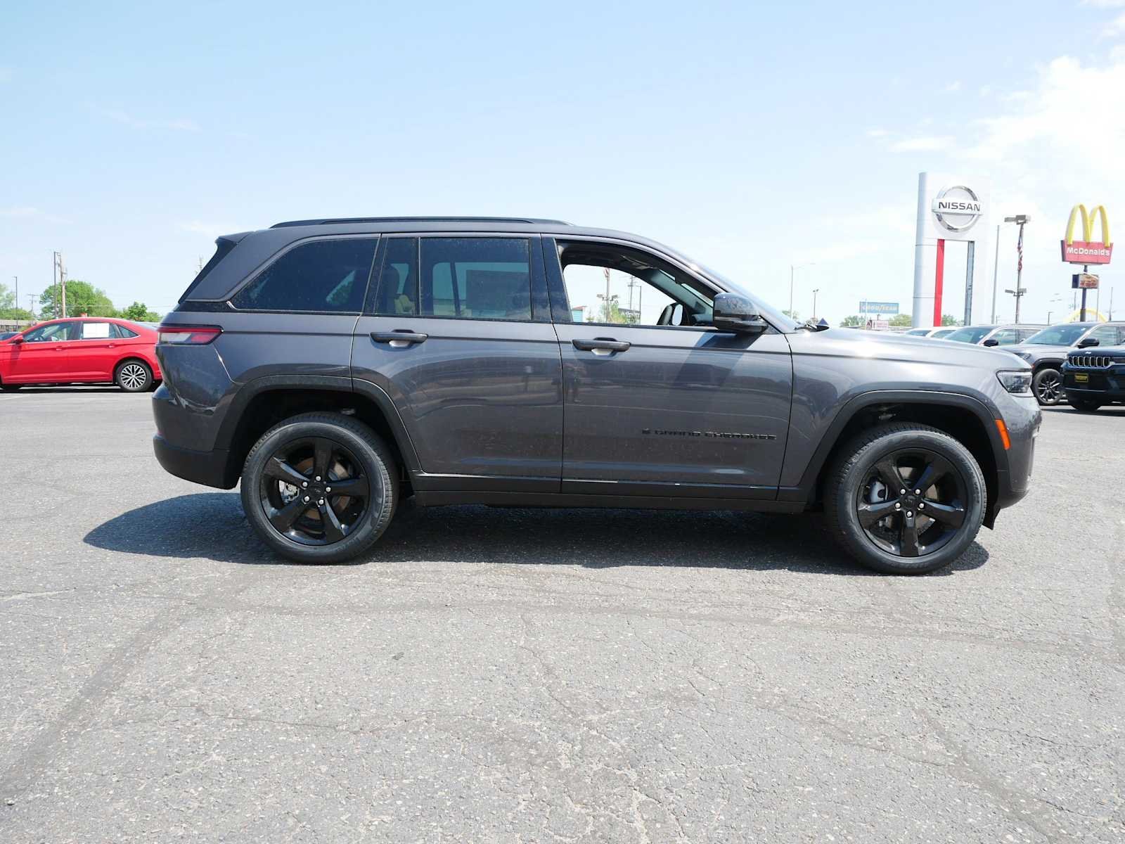 New 2026 Baltic Gray Metallic Clear-Coat Exterior Paint Jeep Limited image 8