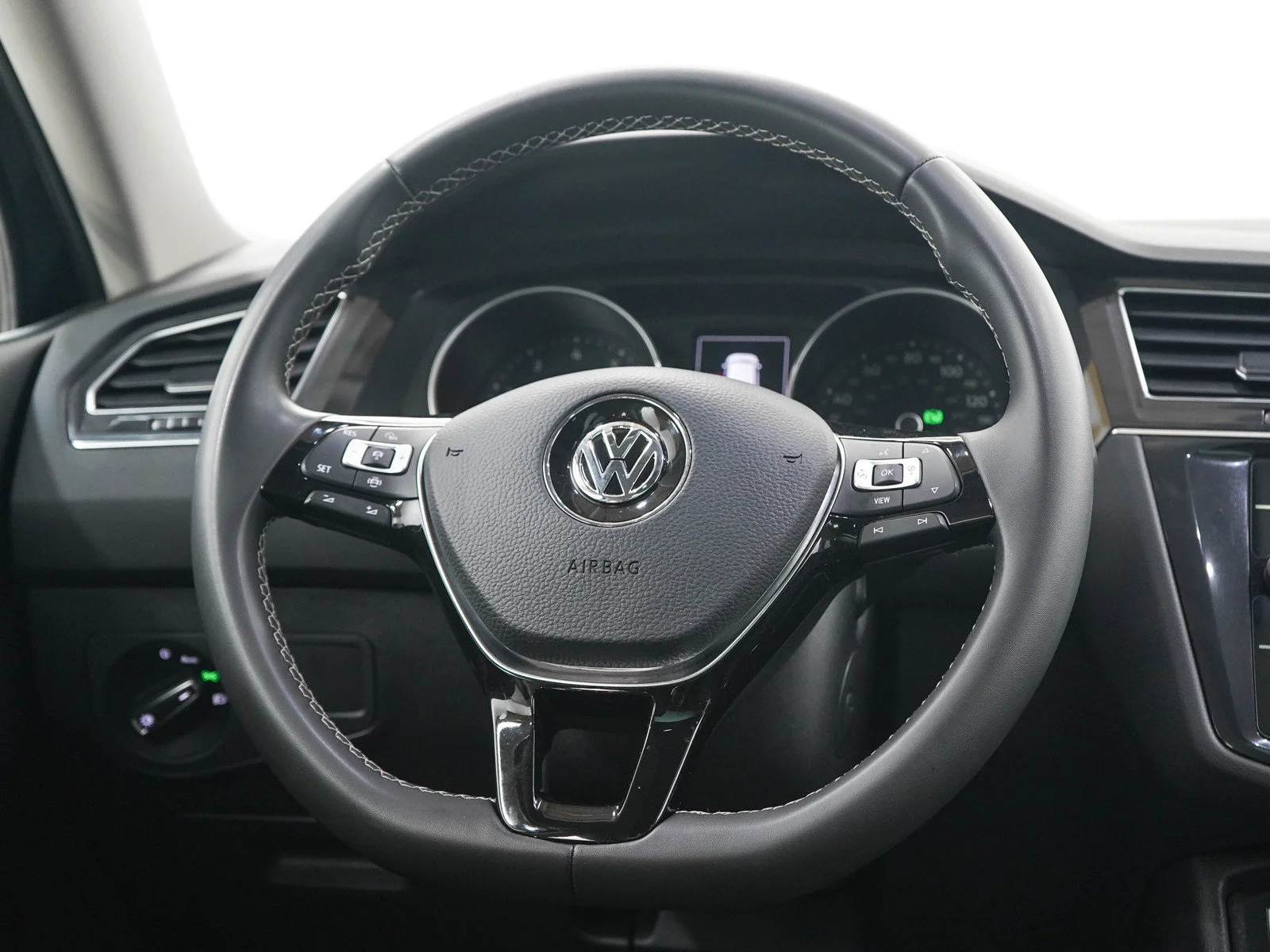 Used 2021  Volkswagen SE image 16