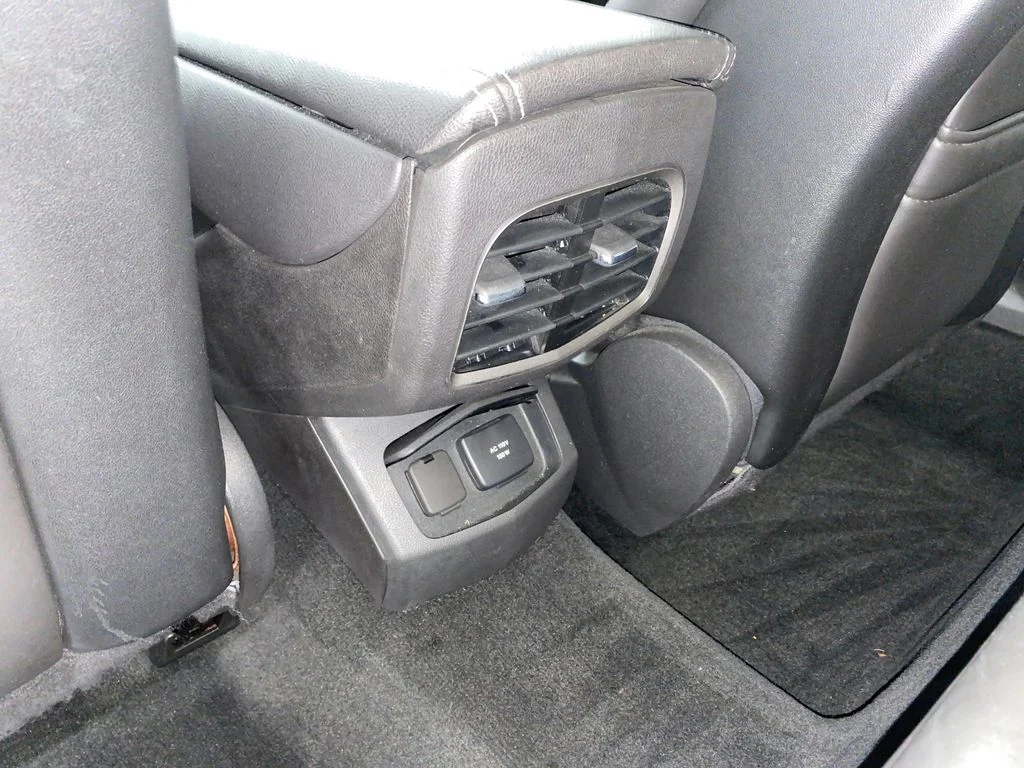 Used 2014 Silver Lincoln Base image 12