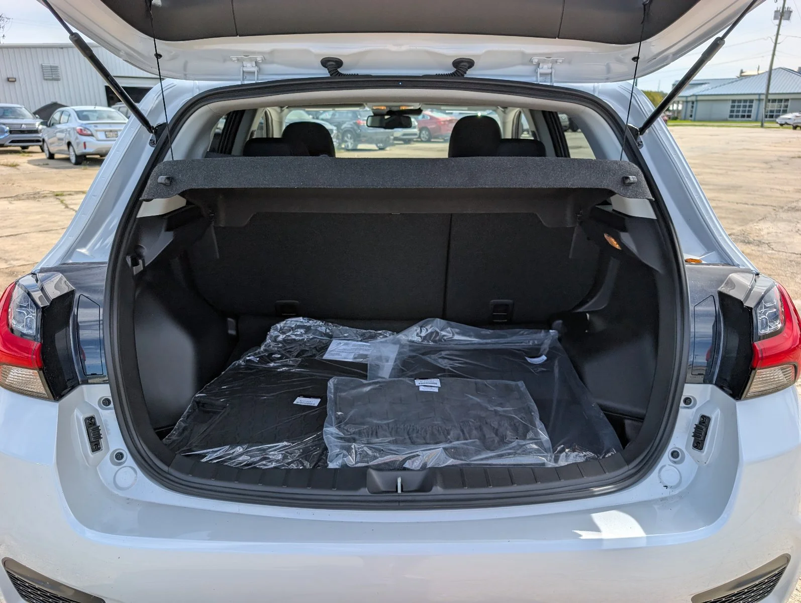 New 2027 White Mitsubishi 2.0 ES image 6