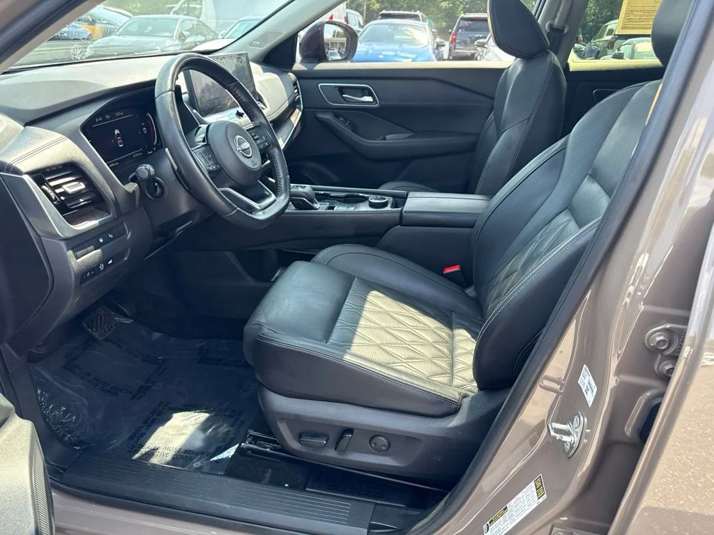 Used 2024 Black Nissan Platinum image 3