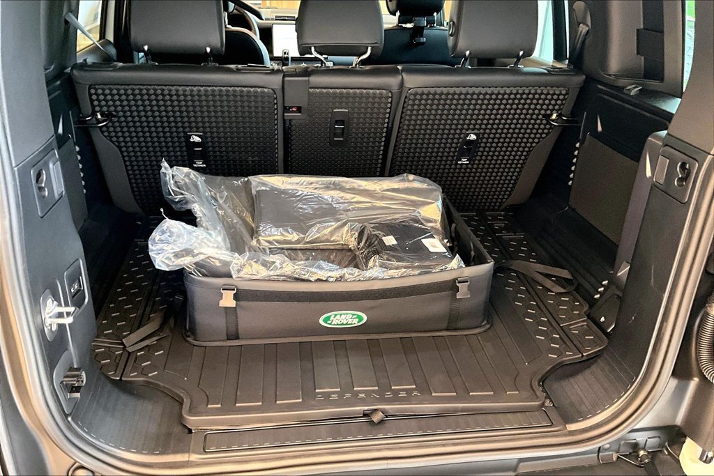 New 2026 White Land Rover X-Dynamic SE image 18
