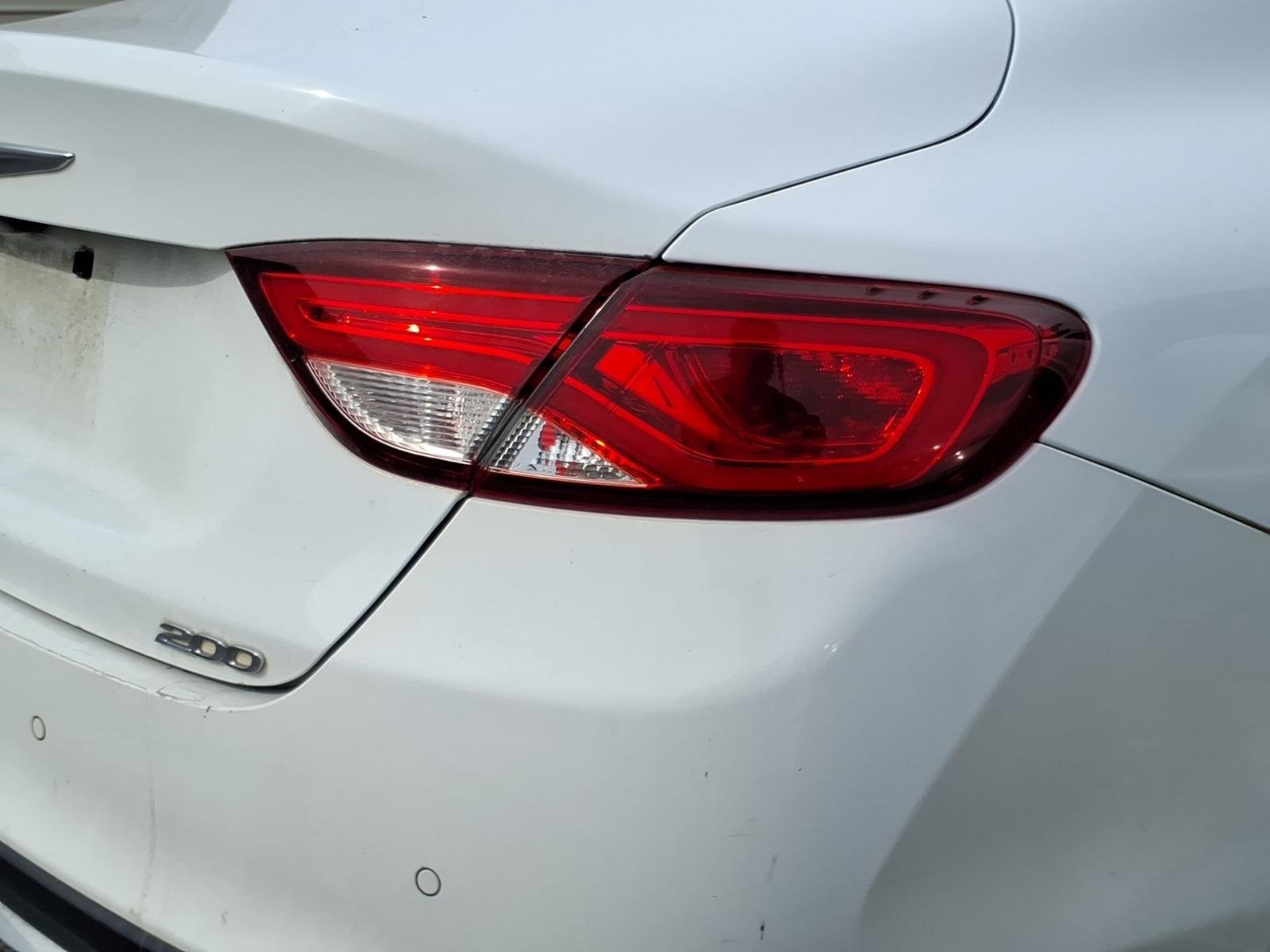 Used 2015 Bright White Clearcoat Chrysler Limited image 9