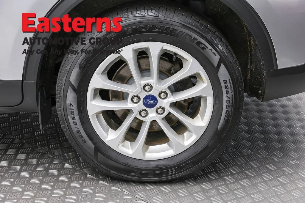 Used 2022 Silver Ford SE image 8