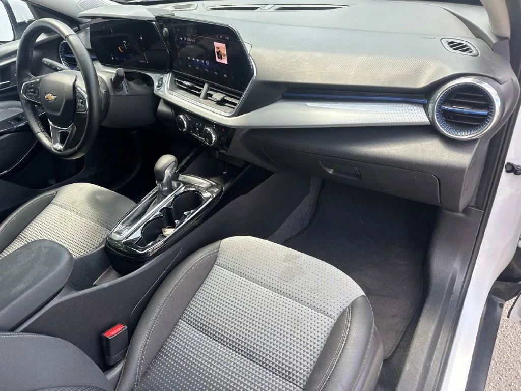 Used 2025 White Chevrolet LT image 12