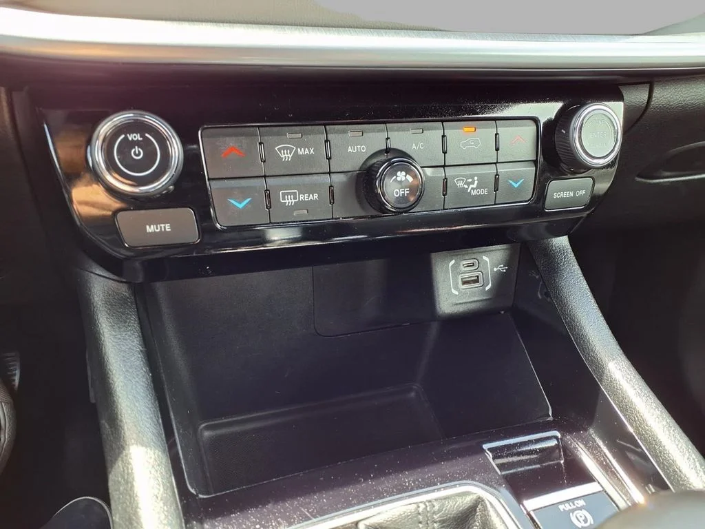 Used 2025 White Jeep Limited image 9