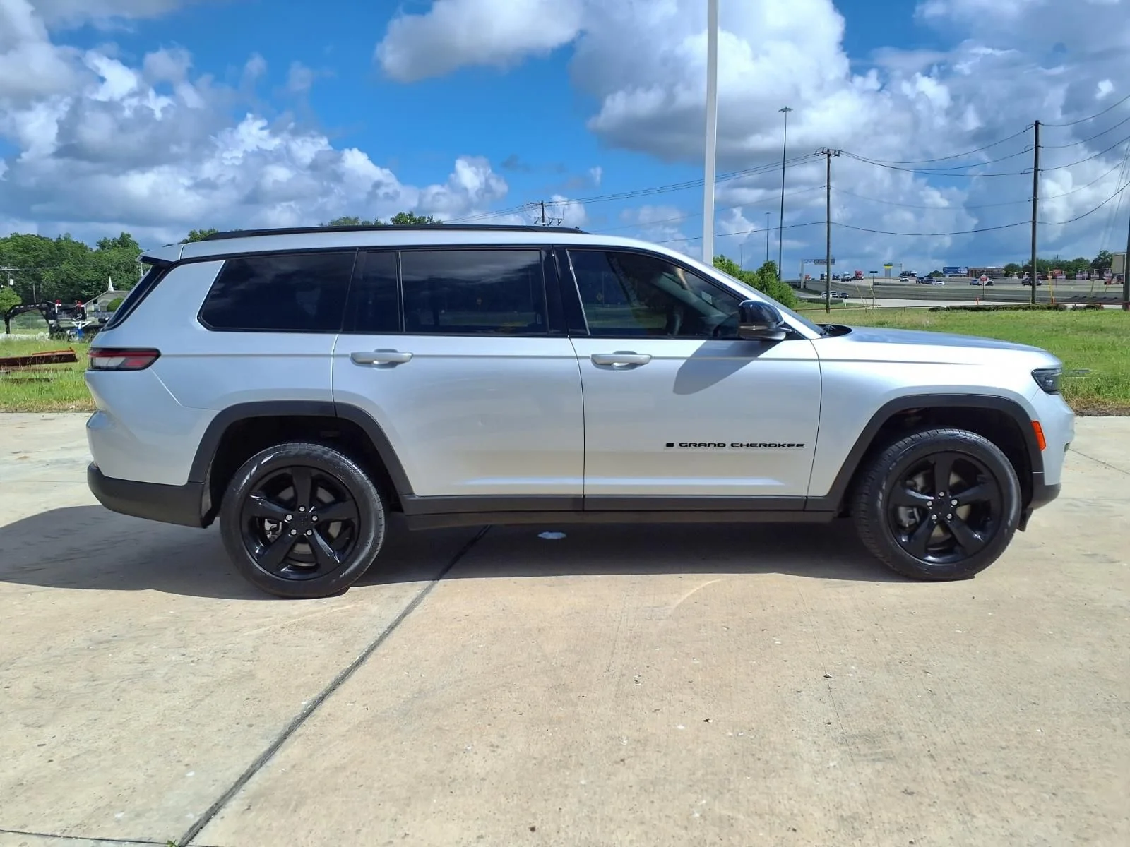Used 2023 Silver Jeep Altitude image 5