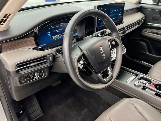 Used 2023 Silver Lincoln Grand Touring image 7