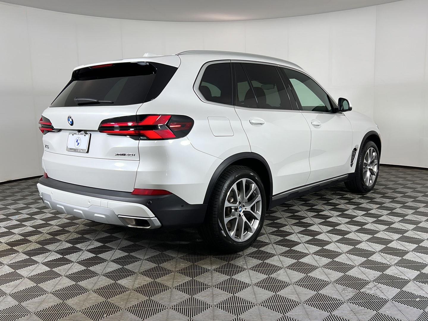 Certified Used 2024 Mineral White Metallic BMW xDrive40i image 5