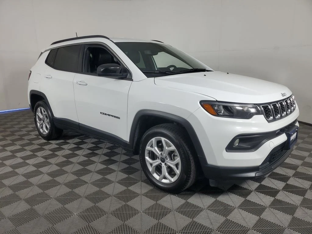 Used 2025 White Jeep Latitude image 2