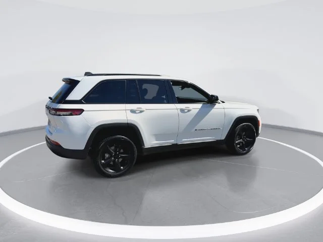 Used 2023 White Jeep Altitude X image 9