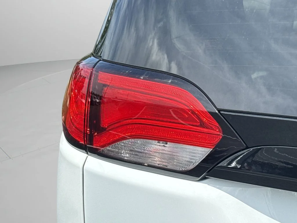 Used 2023 White Chrysler LX image 18