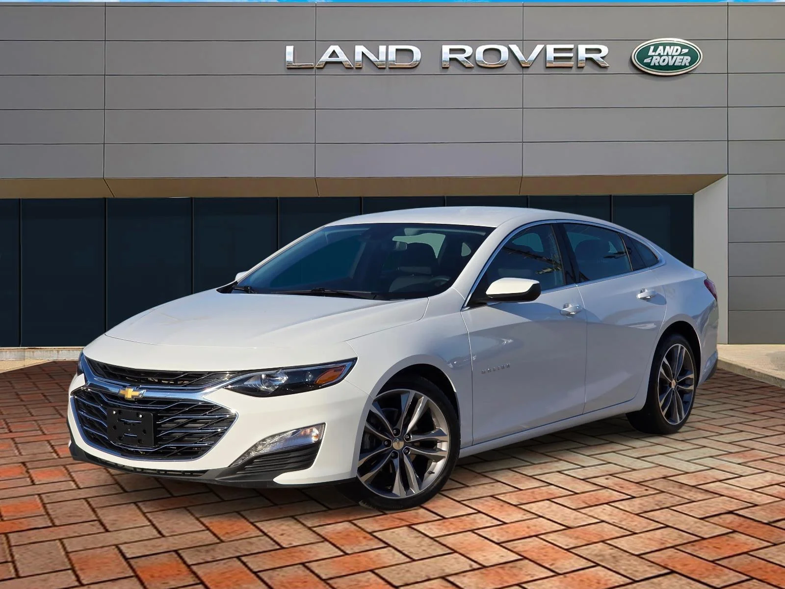 Used 2025 Summit White Chevrolet LT image 1