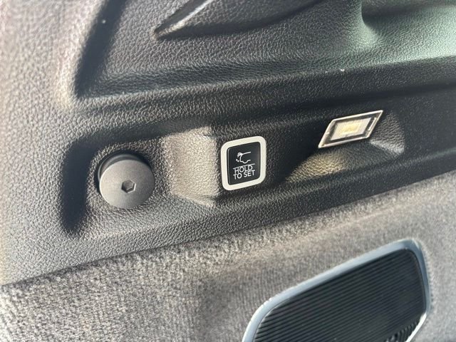 Used 2021 Rocky Mountain Pearlcoat JEEP Overland image 7