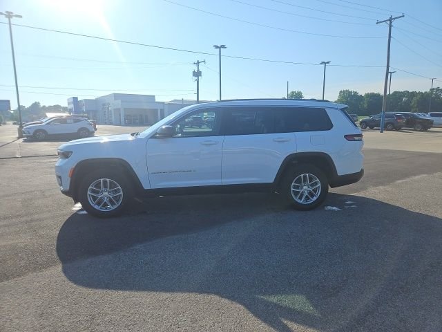 Used 2024 White Jeep Laredo image 9