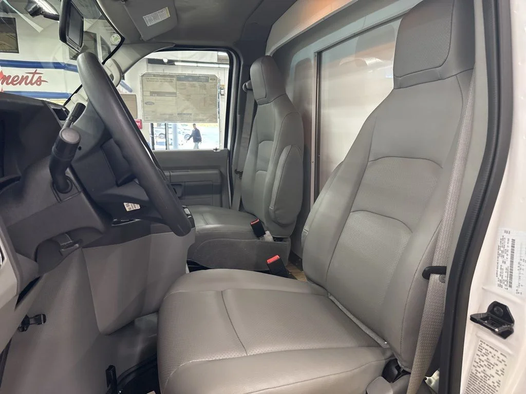 New 2025 Oxford White Ford E-350 SRW image 22