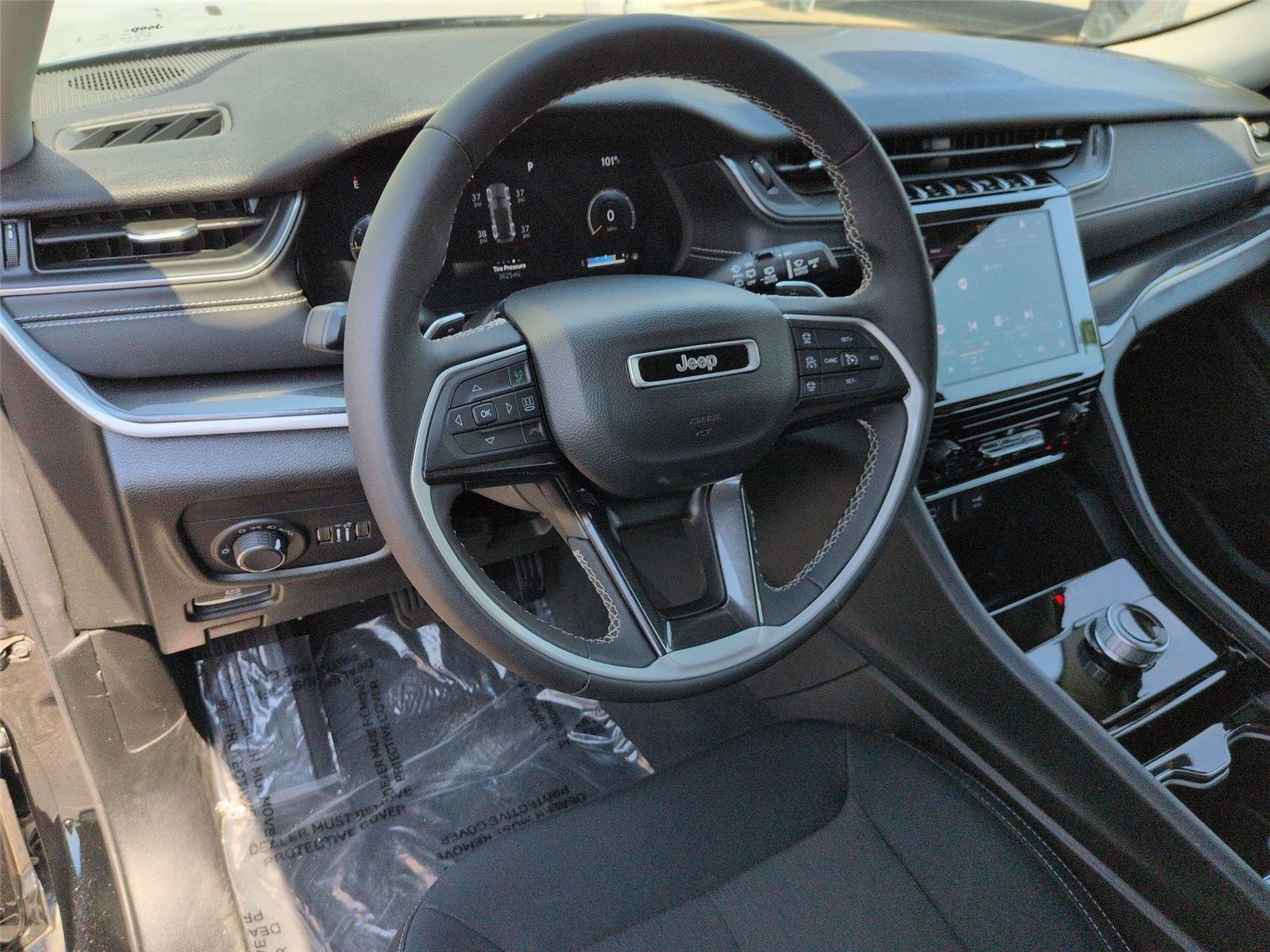Used 2023 Diamond Black Crystal Pearlcoat Jeep Laredo image 19