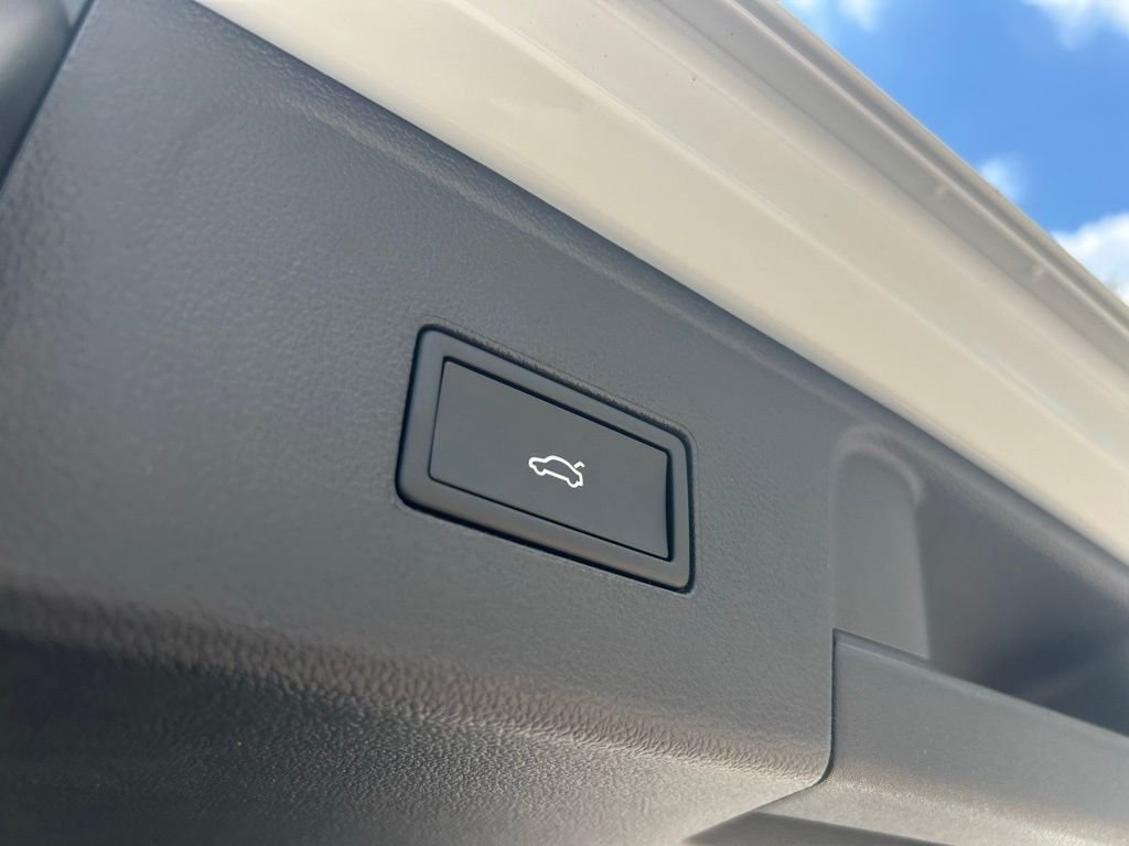 New 2026 White/off-white Volkswagen 2.0T SE w/Technology image 44