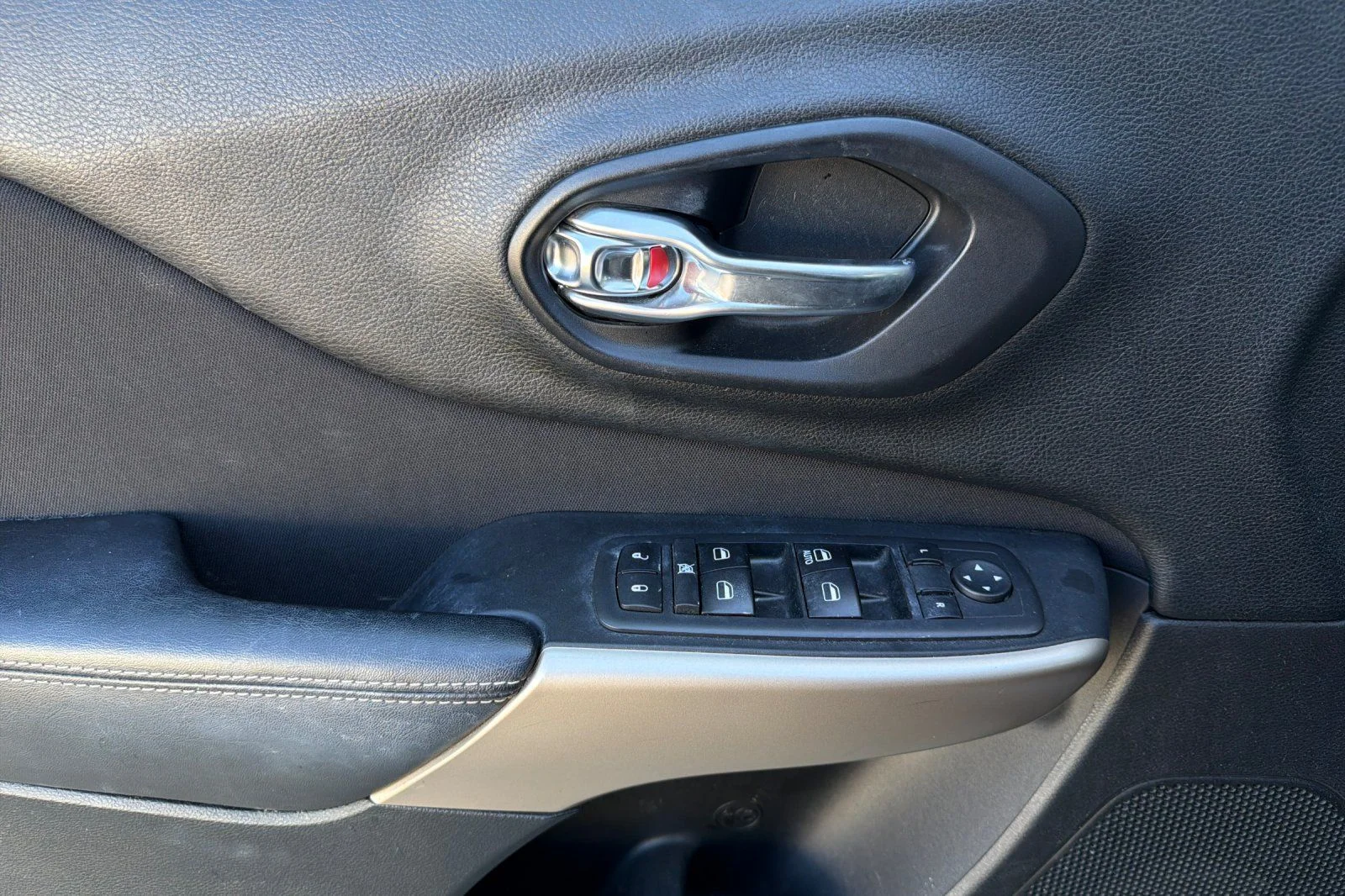 Used 2018 Silver Jeep Latitude image 13