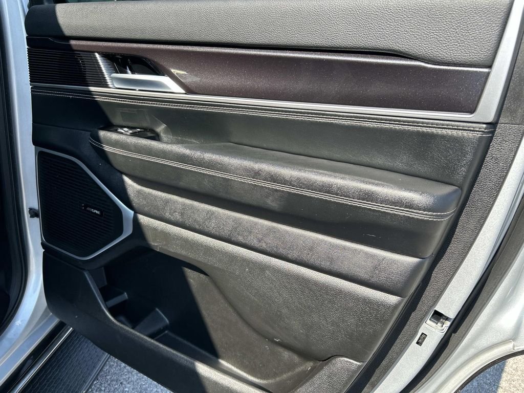 Used 2024 Silver Jeep Base image 23