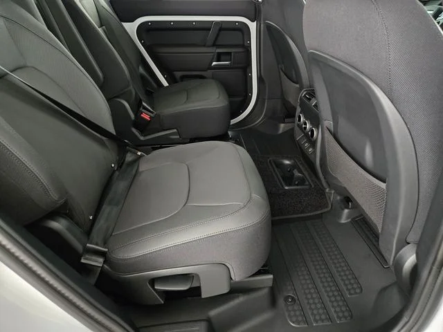 2025 Land Rover Defender V8 - Photo 18