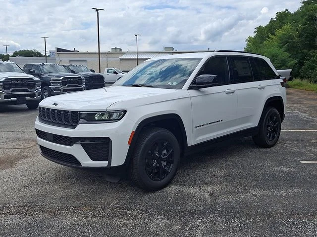 New 2026 White/off-white Jeep Laredo Altitude image 3