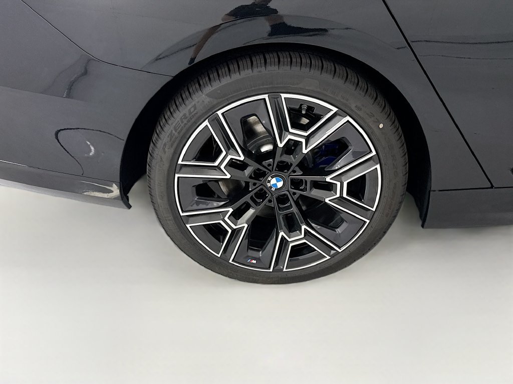 Used 2027 Black Sapphire Metallic BMW 530i xDrive image 32