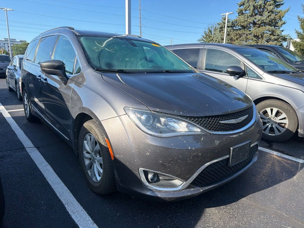 Used 2017 Gray Chrysler Touring L image 4
