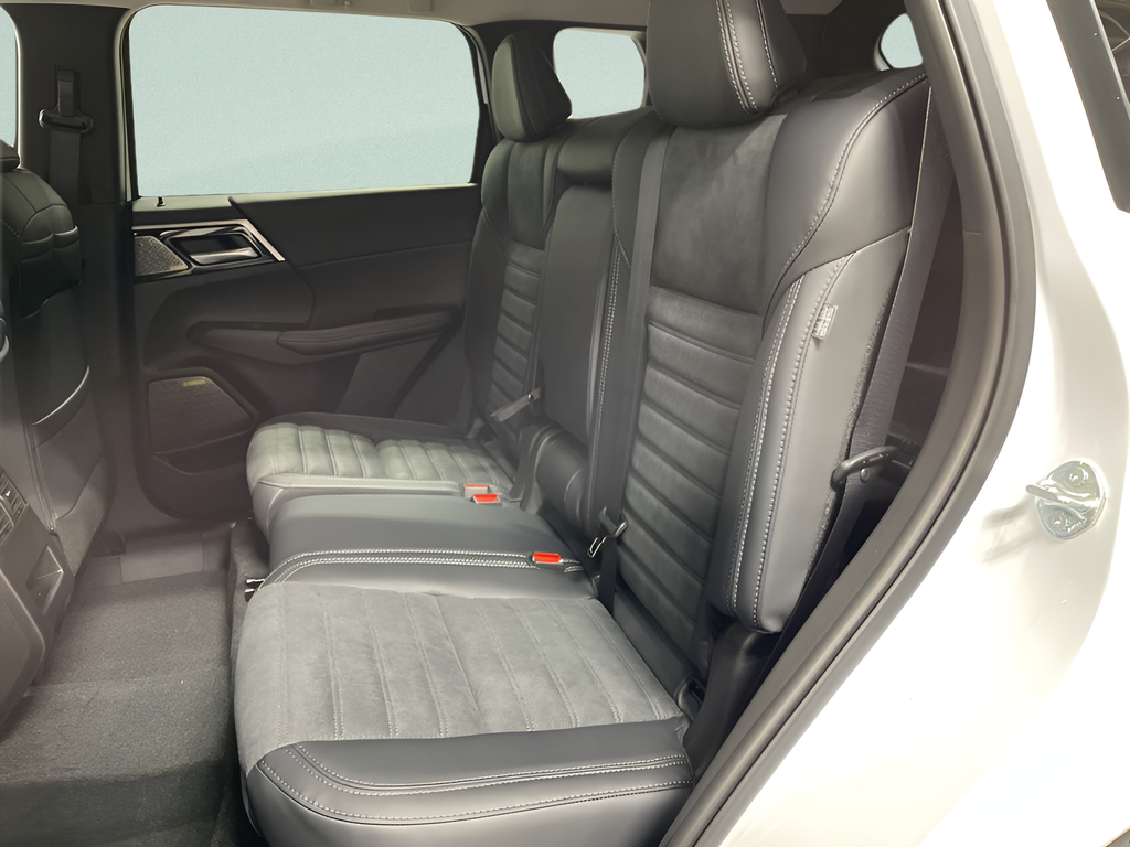 New 2026 White Diamond Mitsubishi SE image 25