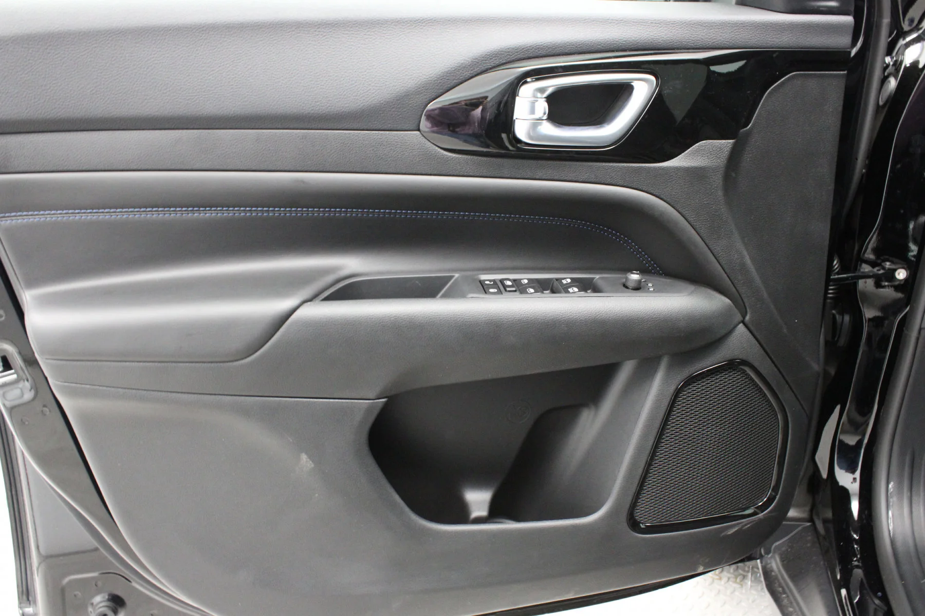 New 2026 Diamond Black Crystal Pearl-Coat Exterior Paint Jeep Latitude Altitude 4x4 image 13